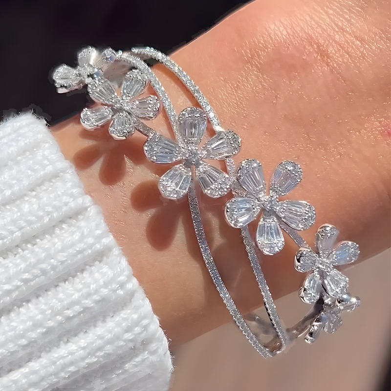 Fashion Pear Cut White Moissanite Floral Bracelet
