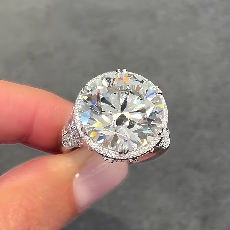 Fashion 8ct Round Cut White Moissanite Engagement Ring